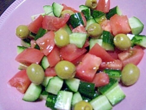 トマトときゅうりとオリーブのサラダ